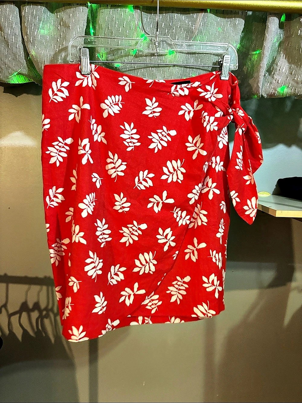 Ann Taylor Floral Wrap Mini Skirt in Red & White Size 12 Like New